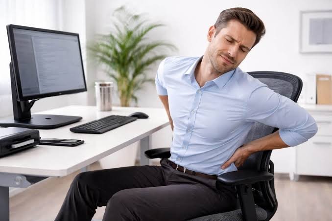 Dolor de espalda y postura: Prevención de lumbalgias en trabajos de oficina y teletrabajo.